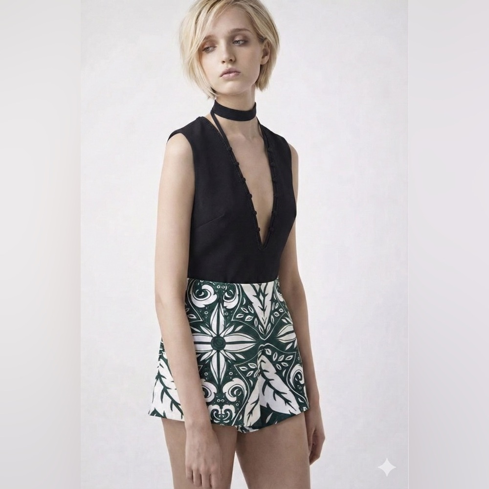 Finders Keepers 💚 High Waist Shorts in Green and White - Picture 1 of 4